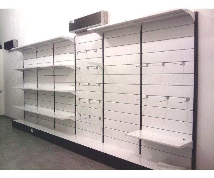 Arredo negozio con scaffalatura a parete verniciata cm. 80x50x300h