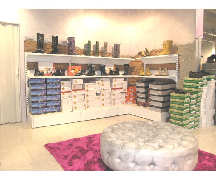 Arredo negozio con scaffalatura a parete verniciata cm. 80x50x300h