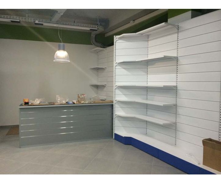 Arredo negozio con scaffalatura a parete verniciata cm. 80x50x300h